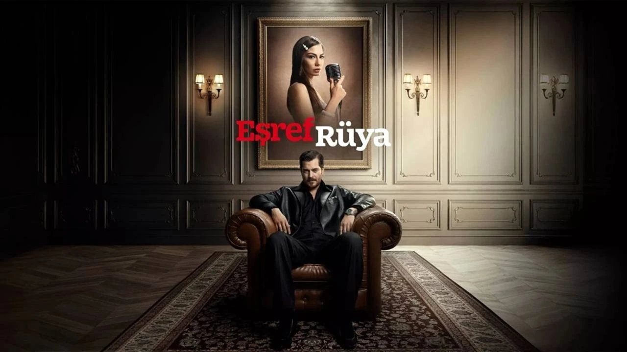 Eşref Rüya tanıtım afişi: Deri koltukta oturan Çağatay Ulusoy ve arka planda mikrofon tutan Demet Özdemir’in portresi Eşref Rüya tanıtım afişi: Deri koltukta oturan Çağatay Ulusoy ve arka planda mikrofon tutan Demet Özdemir’in portresi