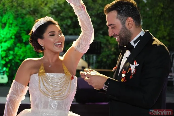 Ferit Kaya'nın düğün töreninden mutlu bir an. Siyah smokin giymiş olan Ferit, beyaz gelinlik içindeki eşi Yasemin Ceren ile birlikte dans ederken görülüyor. Eşi kolunu havaya kaldırmış, ikisi de mutlulukla gülümsüyor. Ferit Kaya'nın düğün töreninden mutlu bir an. Siyah smokin giymiş olan Ferit, beyaz gelinlik içindeki eşi Yasemin Ceren ile birlikte dans ederken görülüyor. Eşi kolunu havaya kaldırmış, ikisi de mutlulukla gülümsüyor.