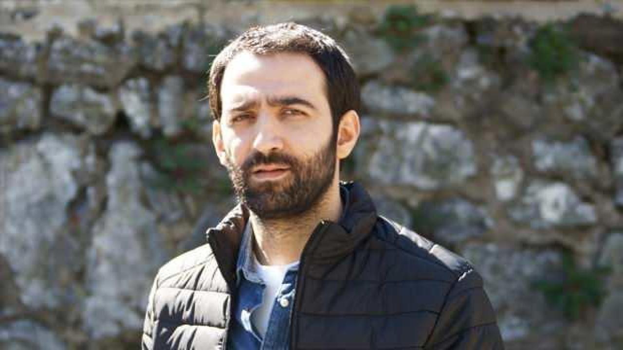 Ferit Kaya, siyah mont giymiş halde taş duvar önünde çekilmiş portre fotoğrafı. Bakışlarındaki derinlik ve karakteristik sakalıyla dikkat çekiyor, rol aldığı bir projeden tanıtım fotoğrafı olabilir. Ferit Kaya, siyah mont giymiş halde taş duvar önünde çekilmiş portre fotoğrafı. Bakışlarındaki derinlik ve karakteristik sakalıyla dikkat çekiyor, rol aldığı bir projeden tanıtım fotoğrafı olabilir.