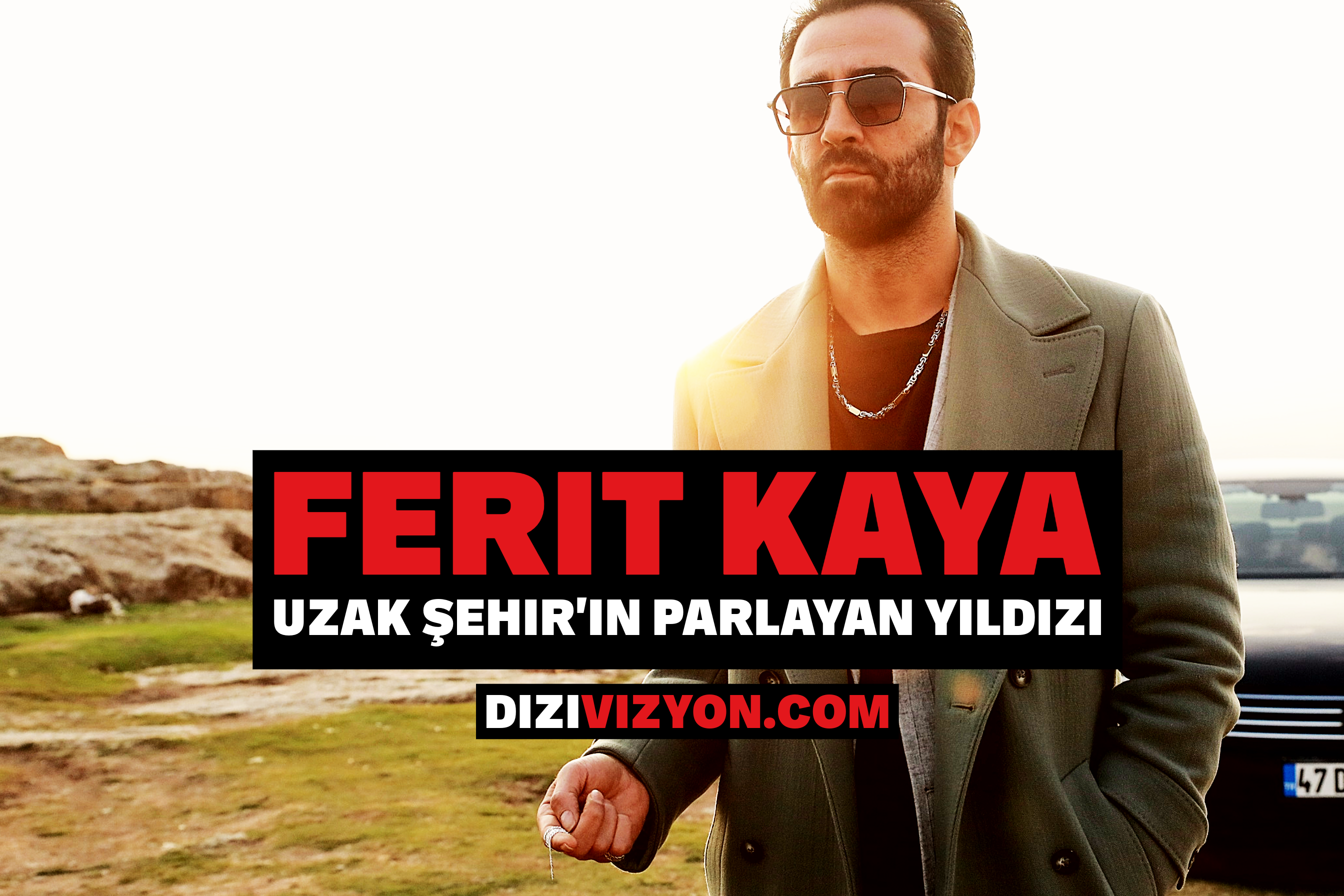 Ferit Kaya'nın stüdyo portresi. Açık gri takım ceket ve gümüş kolye takan oyuncu, kahverengi güneş gözlükleri ile güneş ışığında poz veriyor. Arka planda kayalık bir doğa manzarası görünüyor. Görselin altında kırmızı yazıyla 'FERIT KAYA', beyaz yazıyla 'UZAK ŞEHIR'IN PARLAYAN YILDIZI' ve 'DIZIVIZYON.COM' logosu yer alıyor. Uzak Şehir dizisinin yıldızı için hazırlanmış profesyonel tanıtım görseli. Ferit Kaya'nın stüdyo portresi. Açık gri takım ceket ve gümüş kolye takan oyuncu, kahverengi güneş gözlükleri ile güneş ışığında poz veriyor. Arka planda kayalık bir doğa manzarası görünüyor. Görselin altında kırmızı yazıyla 'FERIT KAYA', beyaz yazıyla 'UZAK ŞEHIR'IN PARLAYAN YILDIZI' ve 'DIZIVIZYON.COM' logosu yer alıyor. Uzak Şehir dizisinin yıldızı için hazırlanmış profesyonel tanıtım görseli.