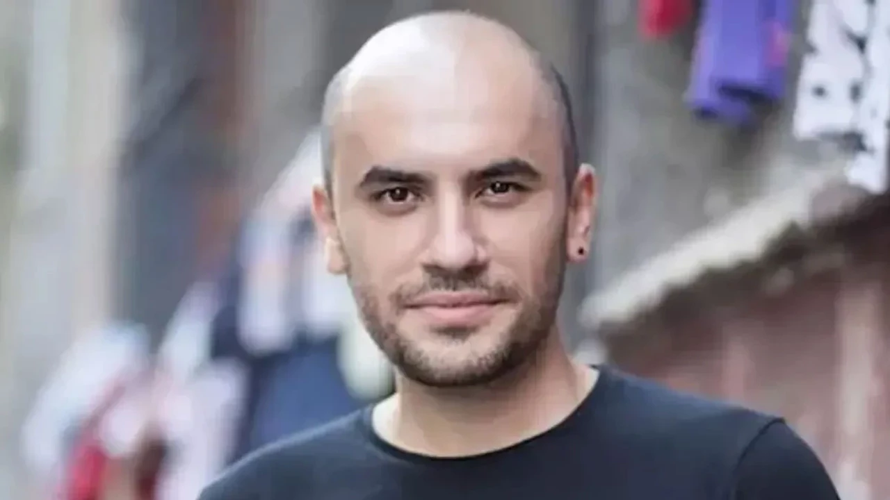 Giray Altınok, Türk dizi sektörünün yaratıcı-oyuncu modelinin öncüsü, dışarıda çekilmiş bir fotoğrafta Giray Altınok, Türk dizi sektörünün yaratıcı-oyuncu modelinin öncüsü, dışarıda çekilmiş bir fotoğrafta