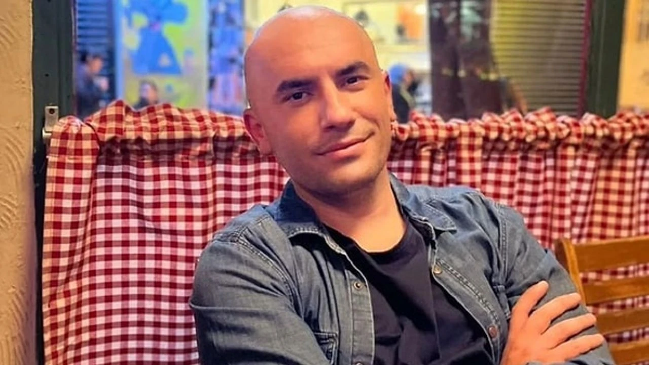 Giray Altınok, Disney+ dizisi Gustav'ın hem yazarı hem oyuncusu, kot ceketiyle pozitif bir karede Giray Altınok, Disney+ dizisi Gustav'ın hem yazarı hem oyuncusu, kot ceketiyle pozitif bir karede