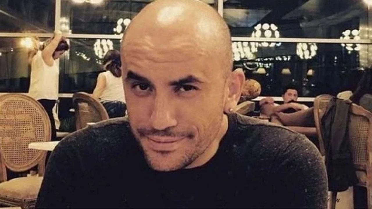 Giray Altınok, Gustav dizisinin yaratıcısı ve başrolü, siyah tişörtüyle samimi bir karede Giray Altınok, Gustav dizisinin yaratıcısı ve başrolü, siyah tişörtüyle samimi bir karede