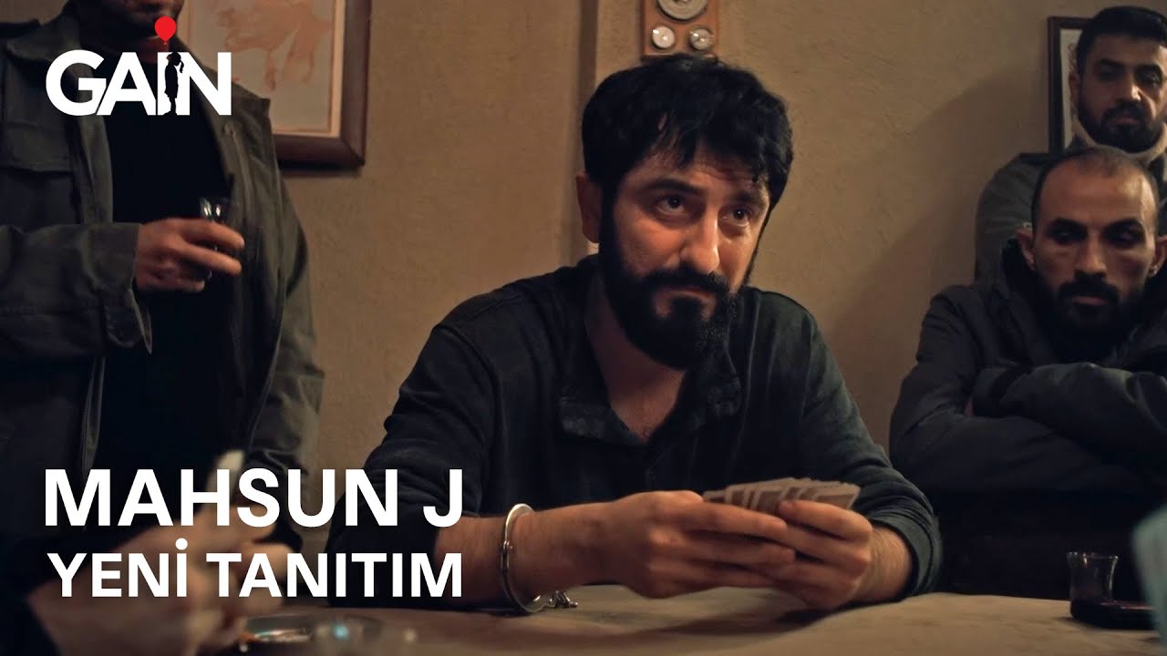 Bir masa etrafında kart oynayan karakterler ve çay bardakları ile Mahsun J dizisinin yeni tanıtımından bir sahne, sol üstte GAİN logosu yer alıyor. Bir masa etrafında kart oynayan karakterler ve çay bardakları ile Mahsun J dizisinin yeni tanıtımından bir sahne, sol üstte GAİN logosu yer alıyor.