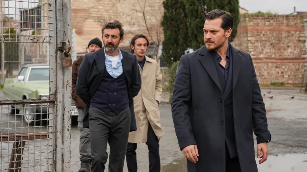 Necip Memili ve Çağatay Ulusoy Eşref Rüya dizisi karşılıklı yüzleşme sahnesi, Gürdal Bozok ve Eşref karakterleri gerilim anı. Necip Memili ve Çağatay Ulusoy Eşref Rüya dizisi karşılıklı yüzleşme sahnesi, Gürdal Bozok ve Eşref karakterleri gerilim anı.