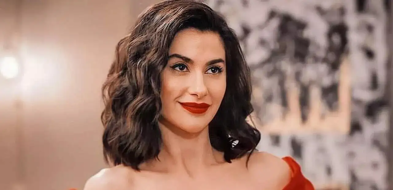 Nesrin Cavadzade kırmızı elbiseyle yakın plan portre, “Daha On Yedi” ve Şebnem karakteri üzerine oyuncu profili görseli
