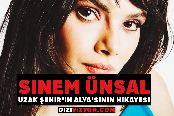 Koyu renk saçları ve etkileyici bakışlarıyla Sinem Ünsal'ın yakın plan portresi. Dramatik aydınlatma, yüz hatlarını vurguluyor. Altta kırmızı kalın yazıyla "SINEM ÜNSAL" ve beyaz alt yazıyla "UZAK ŞEHİR'İN ALYA'SININ HİKAYESİ" ifadesi yer alıyor. Görüntünün alt kısmında DIZIVIZYON.COM web sitesi adresi bulunuyor. Görsel, popüler Türk dizisi Uzak Şehir'in başrol oyuncusunu tanıtan promosyon içeriği olarak tasarlanmış. Koyu renk saçları ve etkileyici bakışlarıyla Sinem Ünsal'ın yakın plan portresi. Dramatik aydınlatma, yüz hatlarını vurguluyor. Altta kırmızı kalın yazıyla "SINEM ÜNSAL" ve beyaz alt yazıyla "UZAK ŞEHİR'İN ALYA'SININ HİKAYESİ" ifadesi yer alıyor. Görüntünün alt kısmında DIZIVIZYON.COM web sitesi adresi bulunuyor. Görsel, popüler Türk dizisi Uzak Şehir'in başrol oyuncusunu tanıtan promosyon içeriği olarak tasarlanmış.